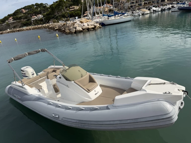 Łódż półsztywna do wynajmu w La Madrague w najlepszej cenie