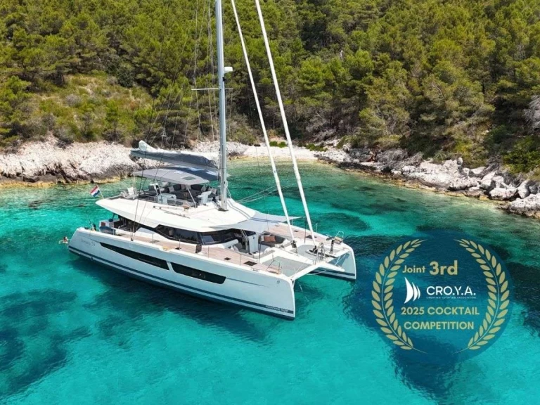 Fountaine Pajot Solomar  między profesjonalistami a osobami prywatnymi w Trogir