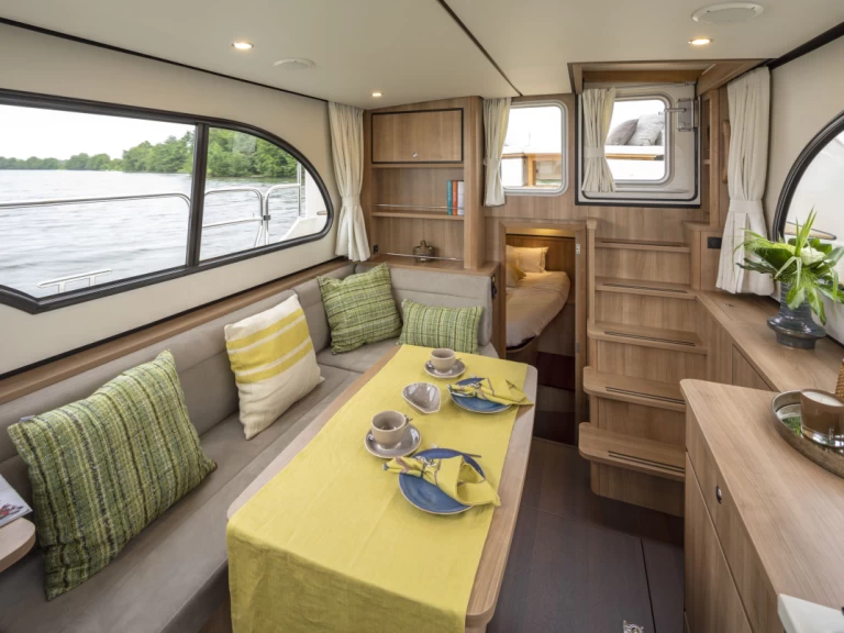 Wynajem Motorówka Linssen z patentem 