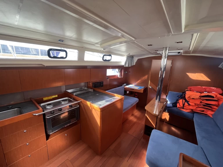 Wynajem Żaglowiec Bénéteau z patentem 