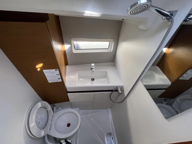 Jeanneau Sun Odyssey 490 między profesjonalistami a osobami prywatnymi w Sukosan