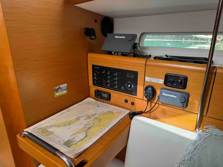 Jeanneau Sun Odyssey 389 między profesjonalistami a osobami prywatnymi w Sukosan