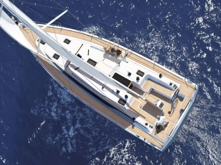 Bavaria Bavaria C42 między profesjonalistami a osobami prywatnymi w Paros (wyspa)