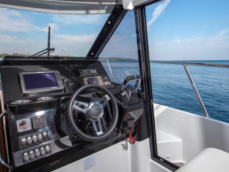 Jeanneau Merry Fisher 1095 Fly między profesjonalistami a osobami prywatnymi w Pula