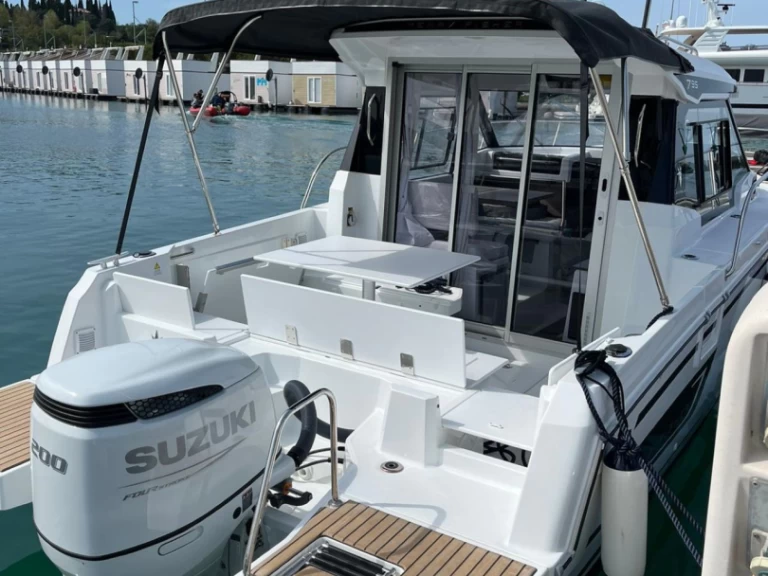 Wynajem Motorówka Jeanneau z patentem 