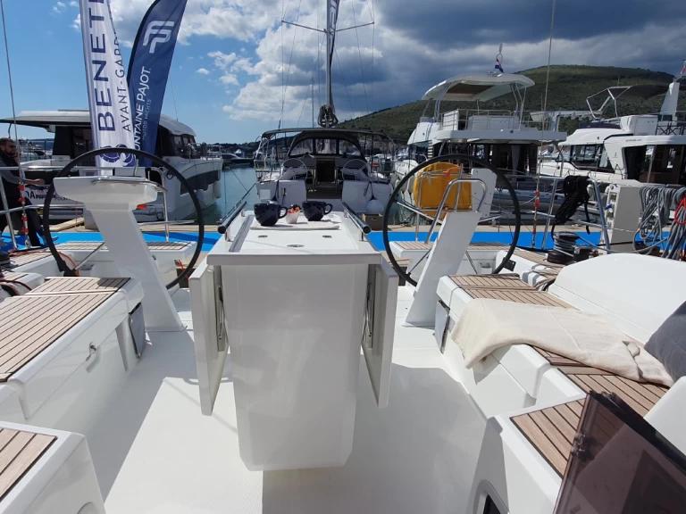 Wynajem Żaglowiec Bénéteau z patentem 