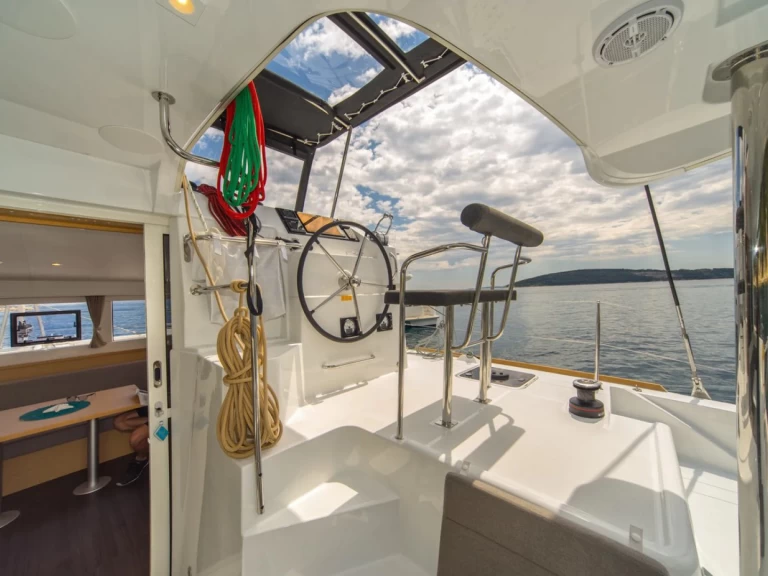 Wynajem Katamaran Lagoon z patentem 