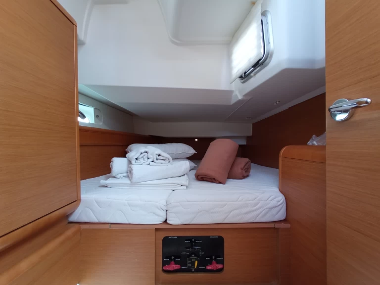 Wynajem Żaglowiec Jeanneau z patentem 