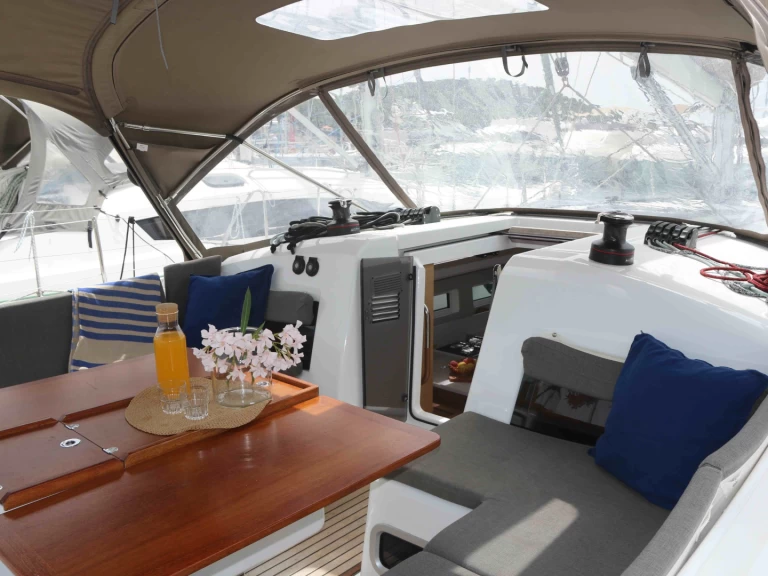 Wynajem Żaglowiec Jeanneau z patentem 