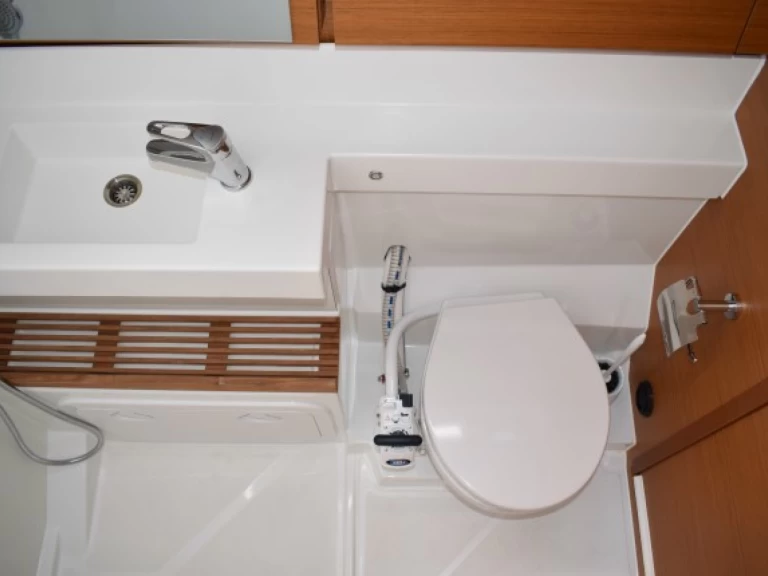 Wynajem Żaglowiec Jeanneau z patentem 