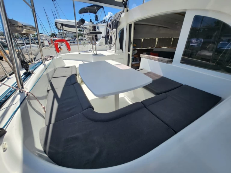 Wynajem Katamaran Bénéteau z patentem 