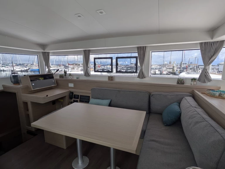 Wynajem Katamaran Lagoon z patentem 