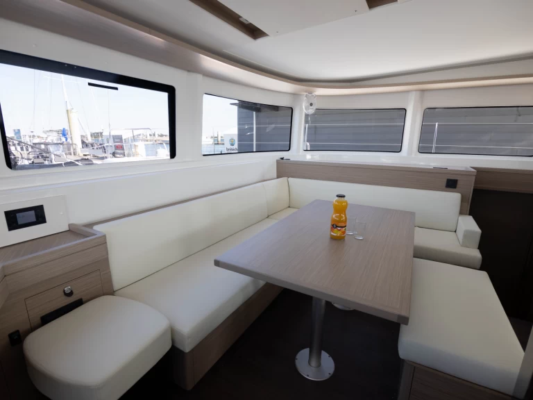 Lagoon Lagoon 46 między profesjonalistami a osobami prywatnymi w Bas du Fort