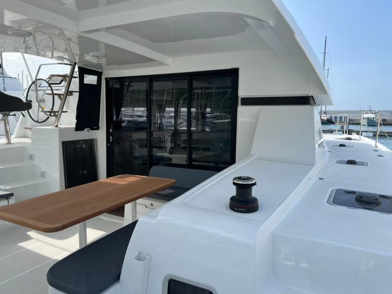 Lagoon Lagoon 42 między profesjonalistami a osobami prywatnymi w Capo d'Orlando