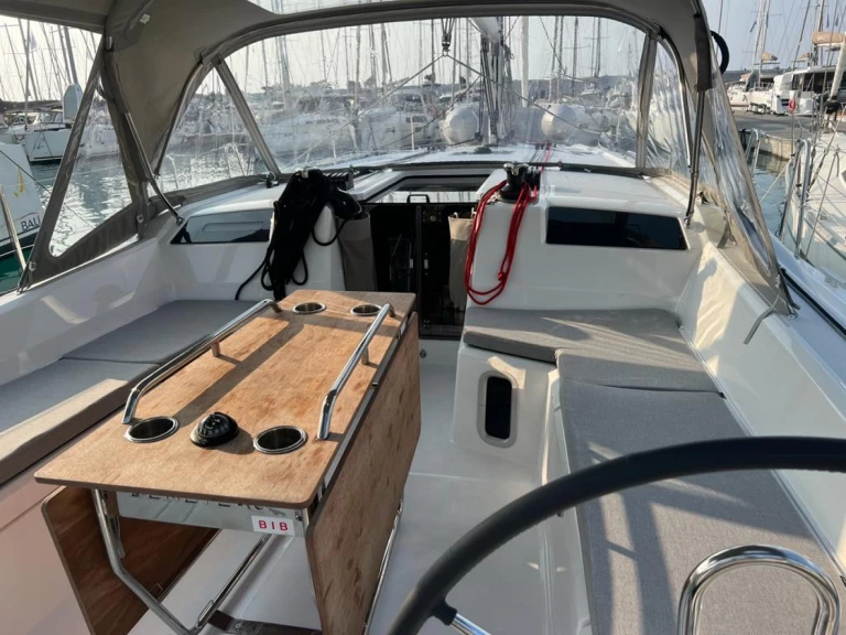 Wynajem Żaglowiec Bénéteau z patentem 