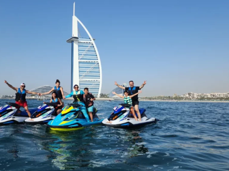 Kawasaki 15F między profesjonalistami a osobami prywatnymi w Dubai Marina