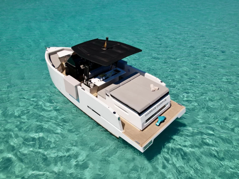 De Antonio Yacht 28 Open między profesjonalistami a osobami prywatnymi w Marina Ibiza