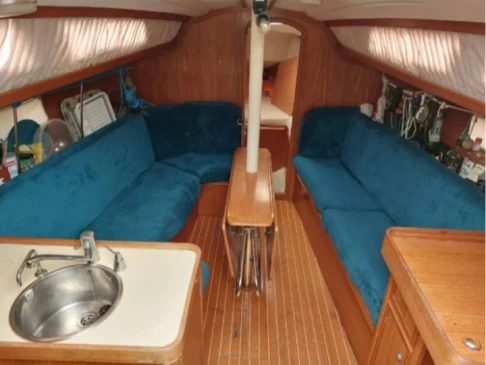 Jeanneau Sun Odyssey 31 między profesjonalistami a osobami prywatnymi w Toulon Port