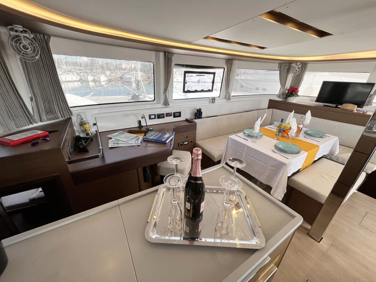 Wynajmij Katamaran z lub bez skippera Lagoon w Paros (wyspa)