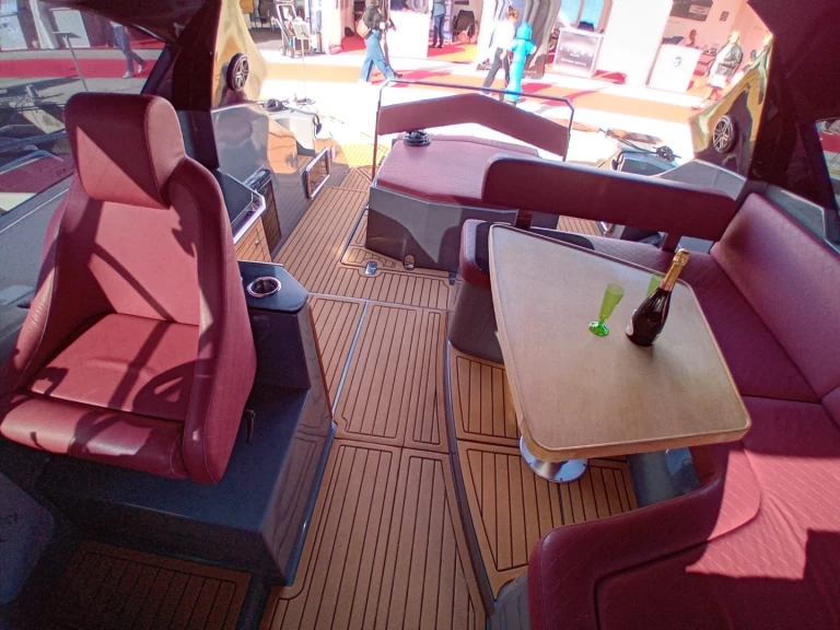 Grginić Mirakul 40 między profesjonalistami a osobami prywatnymi w Biograd na Moru