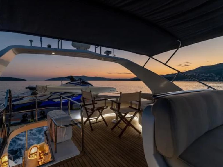 Custom Yaretti 2210  między profesjonalistami a osobami prywatnymi w Cannigione