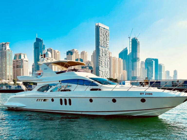 Azimut Azimut 62 Fly między profesjonalistami a osobami prywatnymi w Dubai Marina