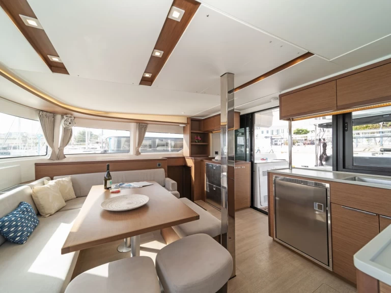 Wynajem Katamaran Lagoon z patentem 