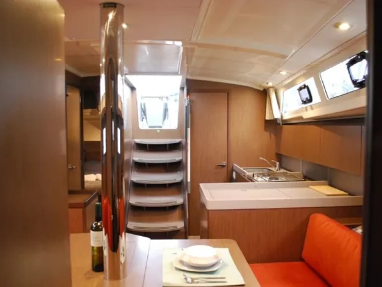 Bénéteau Oceanis 41.1 między profesjonalistami a osobami prywatnymi w Perigiali