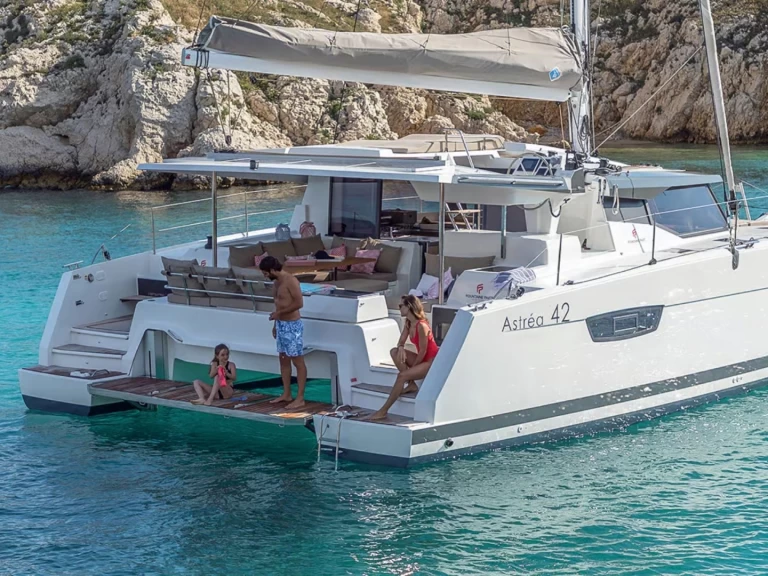 Wynajem Katamaran Fountaine Pajot z patentem 