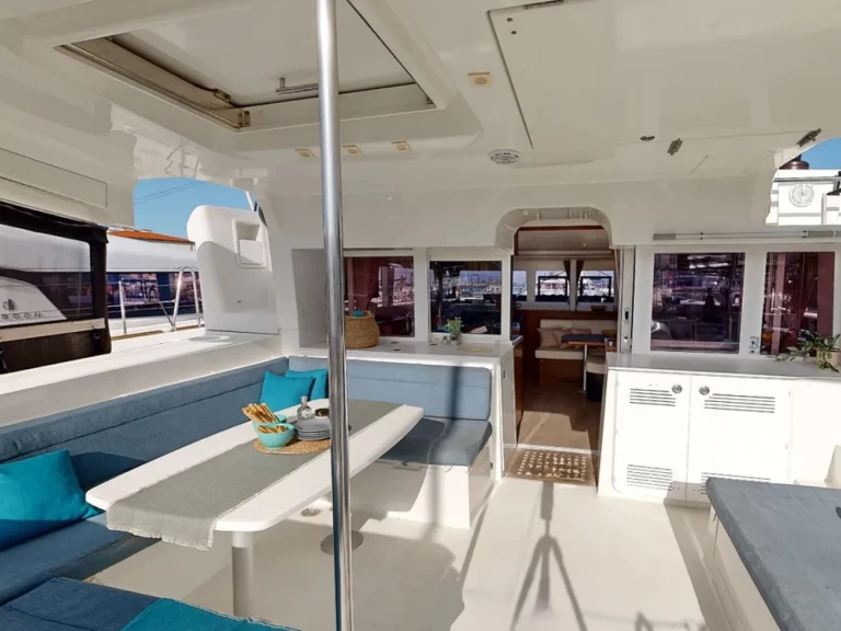 Lagoon Lagoon 450 F między profesjonalistami a osobami prywatnymi w Perigiali