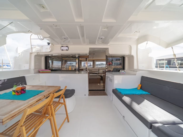 Lagoon Lagoon 46 między profesjonalistami a osobami prywatnymi w Perigiali