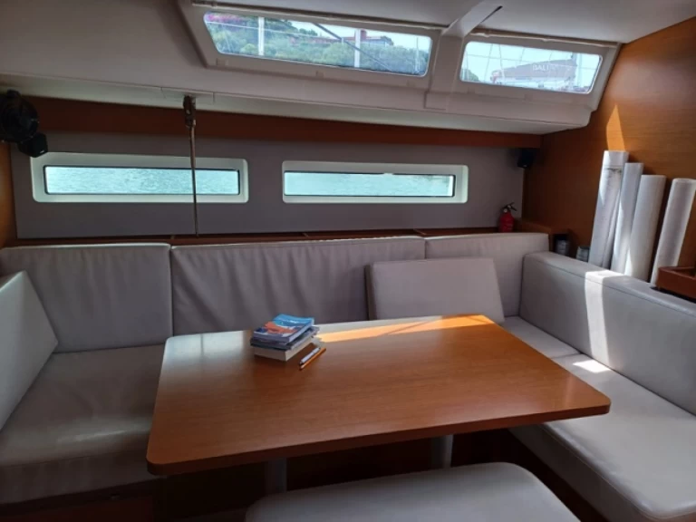 Jeanneau Sun Odyssey 490 między profesjonalistami a osobami prywatnymi w Olbia