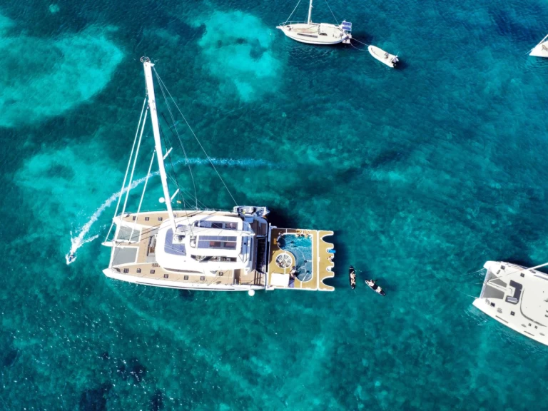 Lagoon Lagoon Sixty 5 między profesjonalistami a osobami prywatnymi w Kaštela