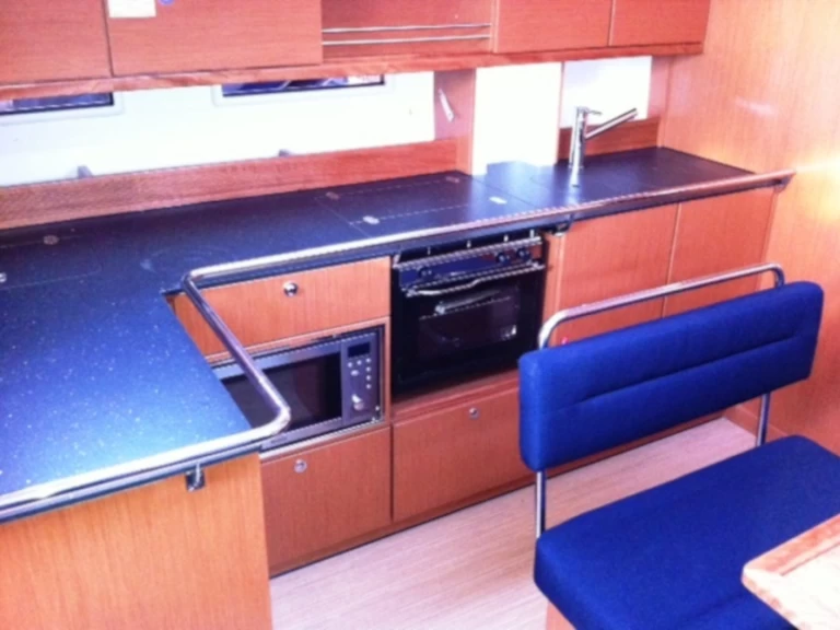 Bavaria Cruiser 45 między profesjonalistami a osobami prywatnymi w Punat