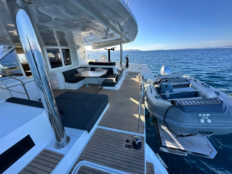 Wynajmij Katamaran z lub bez skippera Lagoon w Trogir