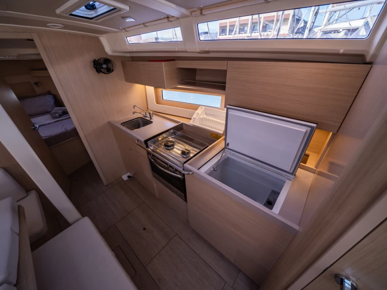 Wynajem Żaglowiec Bénéteau z patentem 