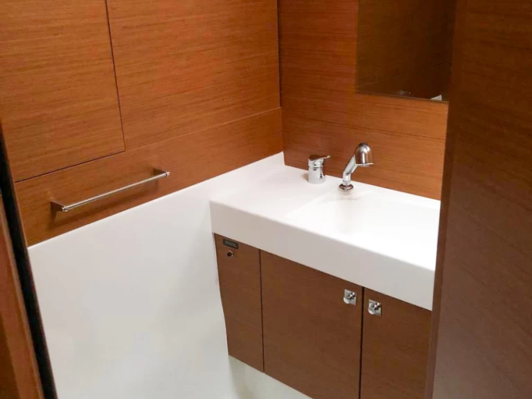 Wynajem Żaglowiec Jeanneau z patentem 