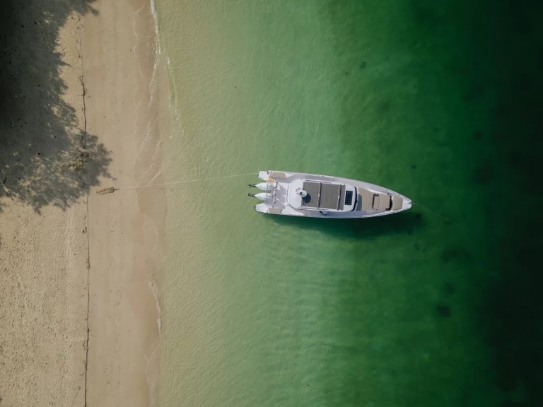 Wynajem Motorówka w Phuket (City) - Axopar 37 T-Top