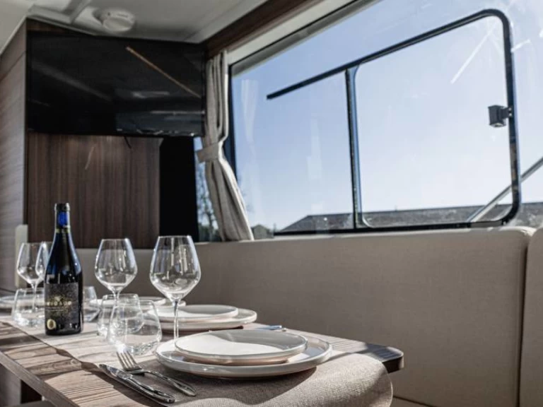 Le Boat Liberty między profesjonalistami a osobami prywatnymi w Saint-Gilles-Croix-de-Vie