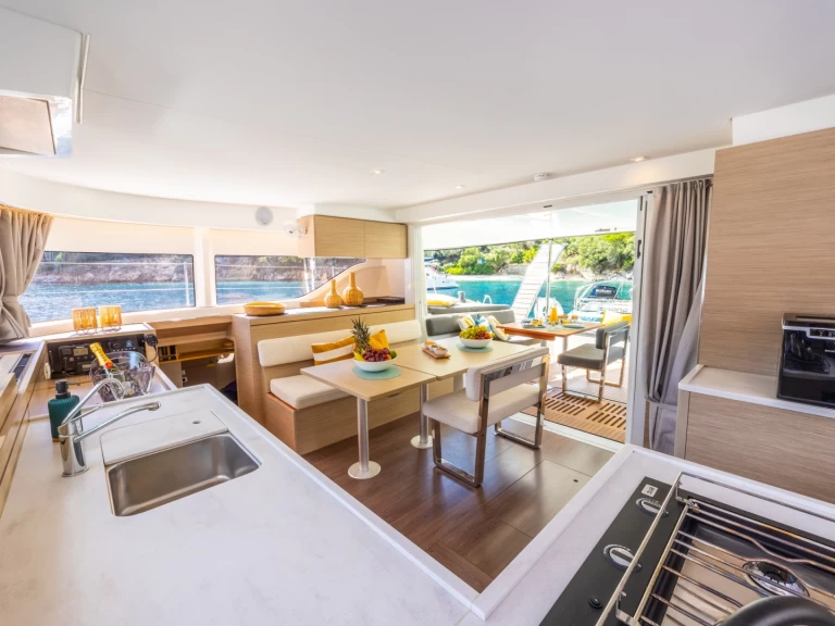 Wynajem Katamaran Lagoon z patentem 