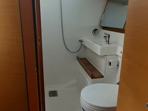 Wynajem Żaglowiec Jeanneau z patentem 