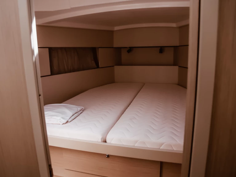 Wynajem Żaglowiec Bénéteau z patentem 