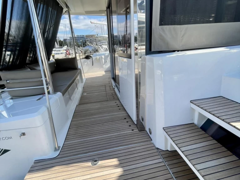 Bali Bali 4.1 między profesjonalistami a osobami prywatnymi w Nydri