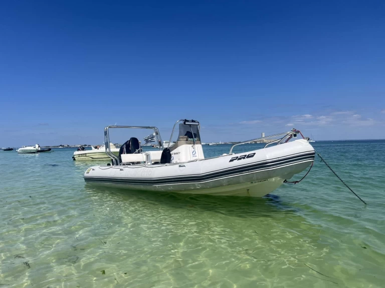 Zodiac Pro Open 650 między profesjonalistami a osobami prywatnymi w La Forêt-Fouesnant