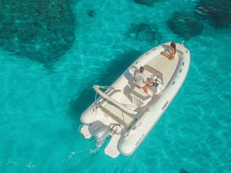 Łódż półsztywna do wynajmu w Cagliari w najlepszej cenie