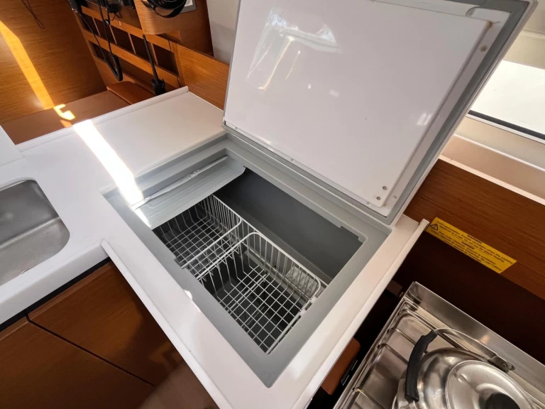 Wynajem Żaglowiec Jeanneau z patentem 