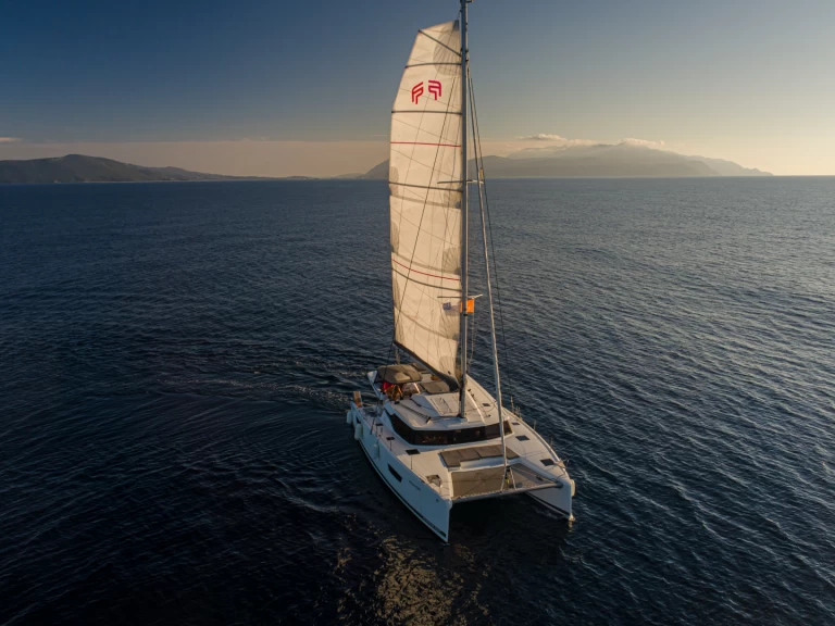 Wynajem Katamaran Fountaine Pajot z patentem 