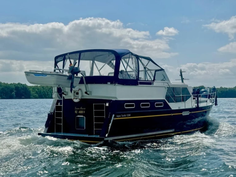 Motoryacht Aqua Yacht 1200 między profesjonalistami a osobami prywatnymi w Waren (Müritz)