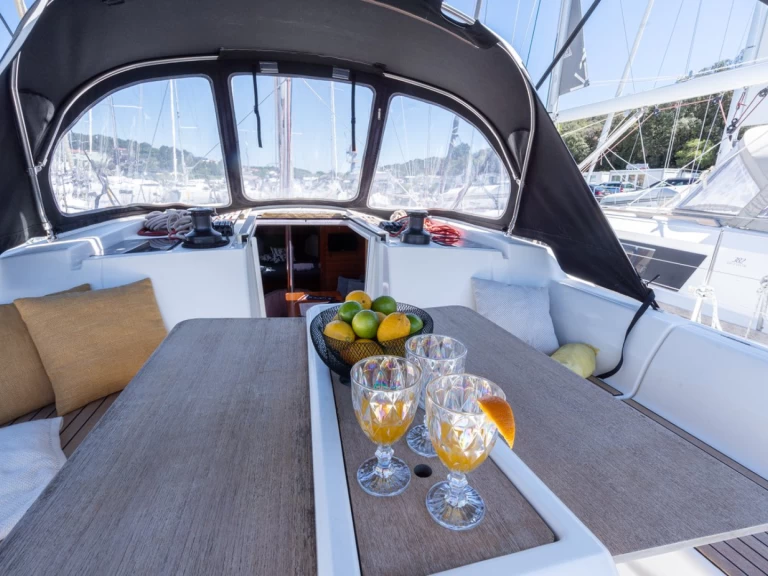 Wynajem Żaglowiec Dufour z patentem 