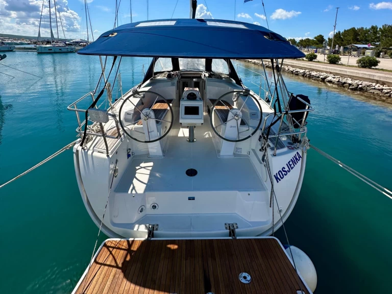 Bavaria Cruiser 34 między profesjonalistami a osobami prywatnymi w Sukosan